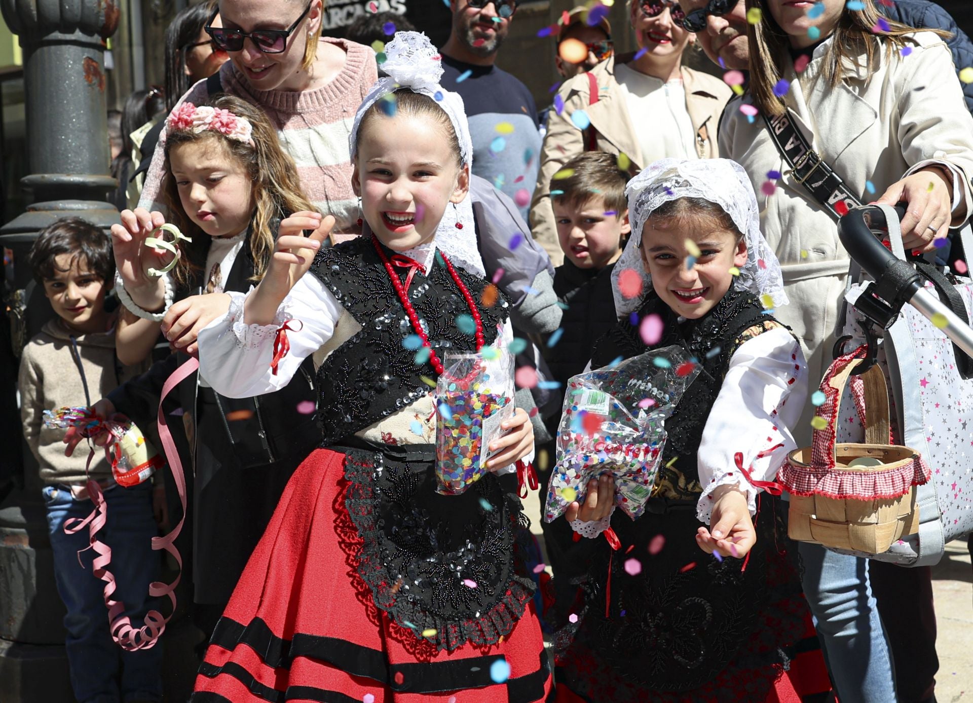 Todas las fotos del desfile de carrozas de las fiestas de El Bollo de Avilés 2025