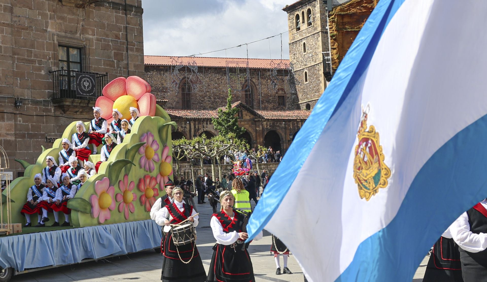 Todas las fotos del desfile de carrozas de las fiestas de El Bollo de Avilés 2025