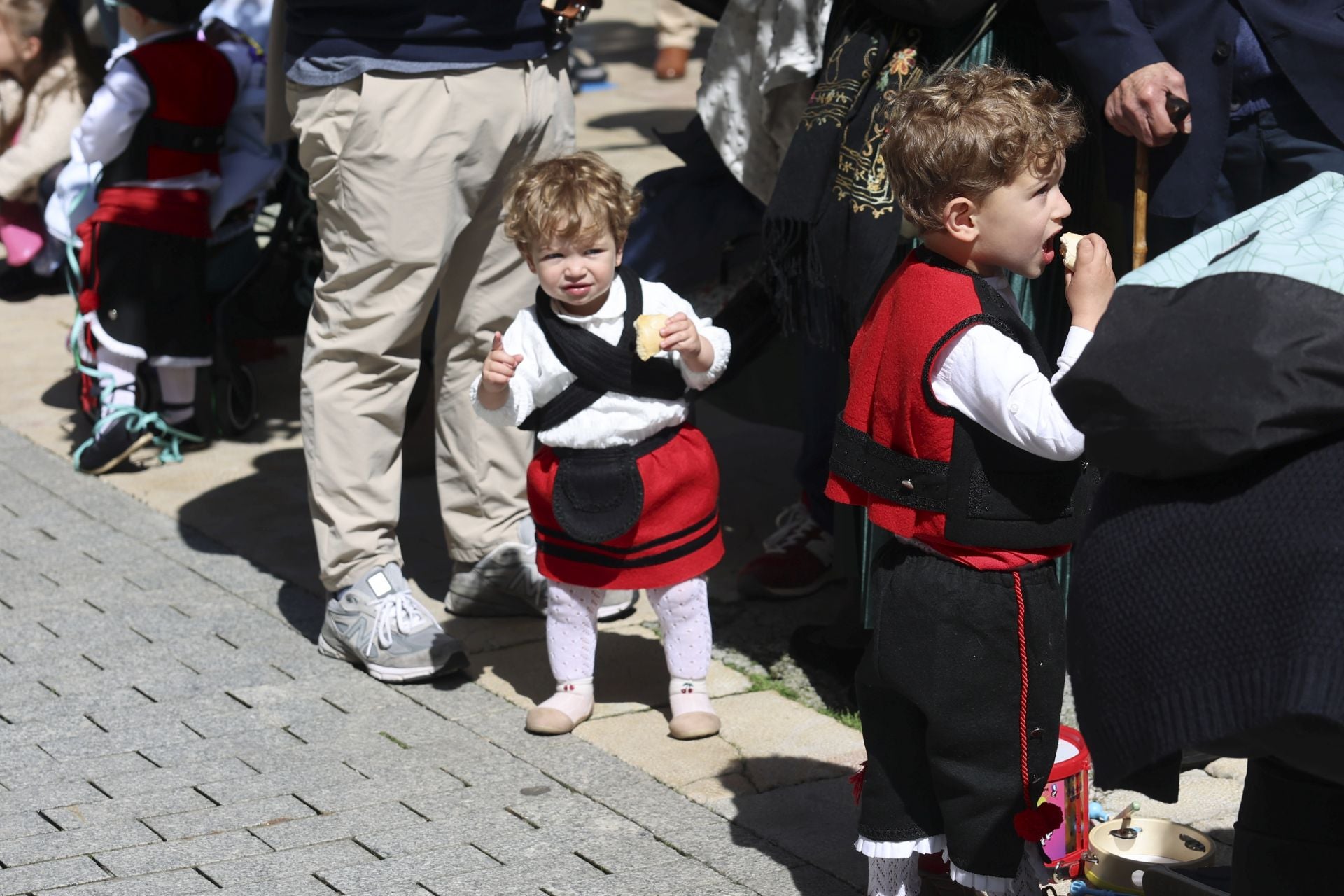Todas las fotos del desfile de carrozas de las fiestas de El Bollo de Avilés 2025