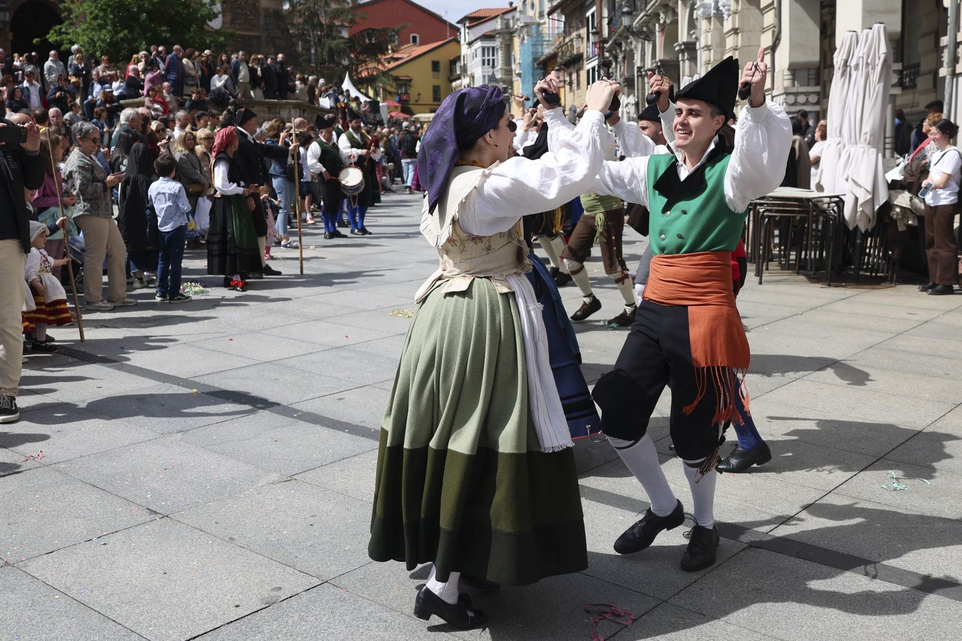 Todas las fotos del desfile de carrozas de las fiestas de El Bollo de Avilés 2025