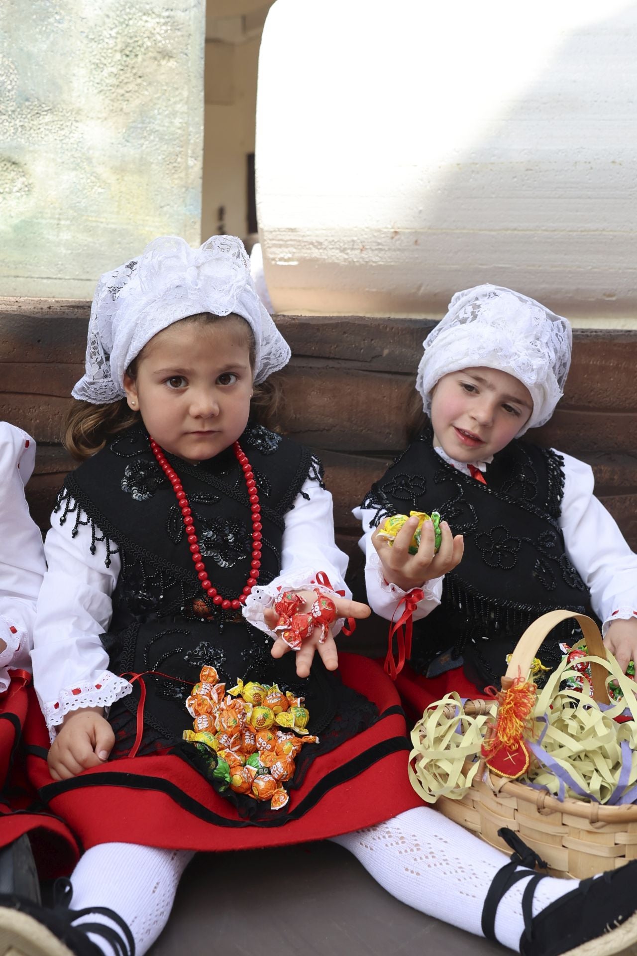 Todas las fotos del desfile de carrozas de las fiestas de El Bollo de Avilés 2025