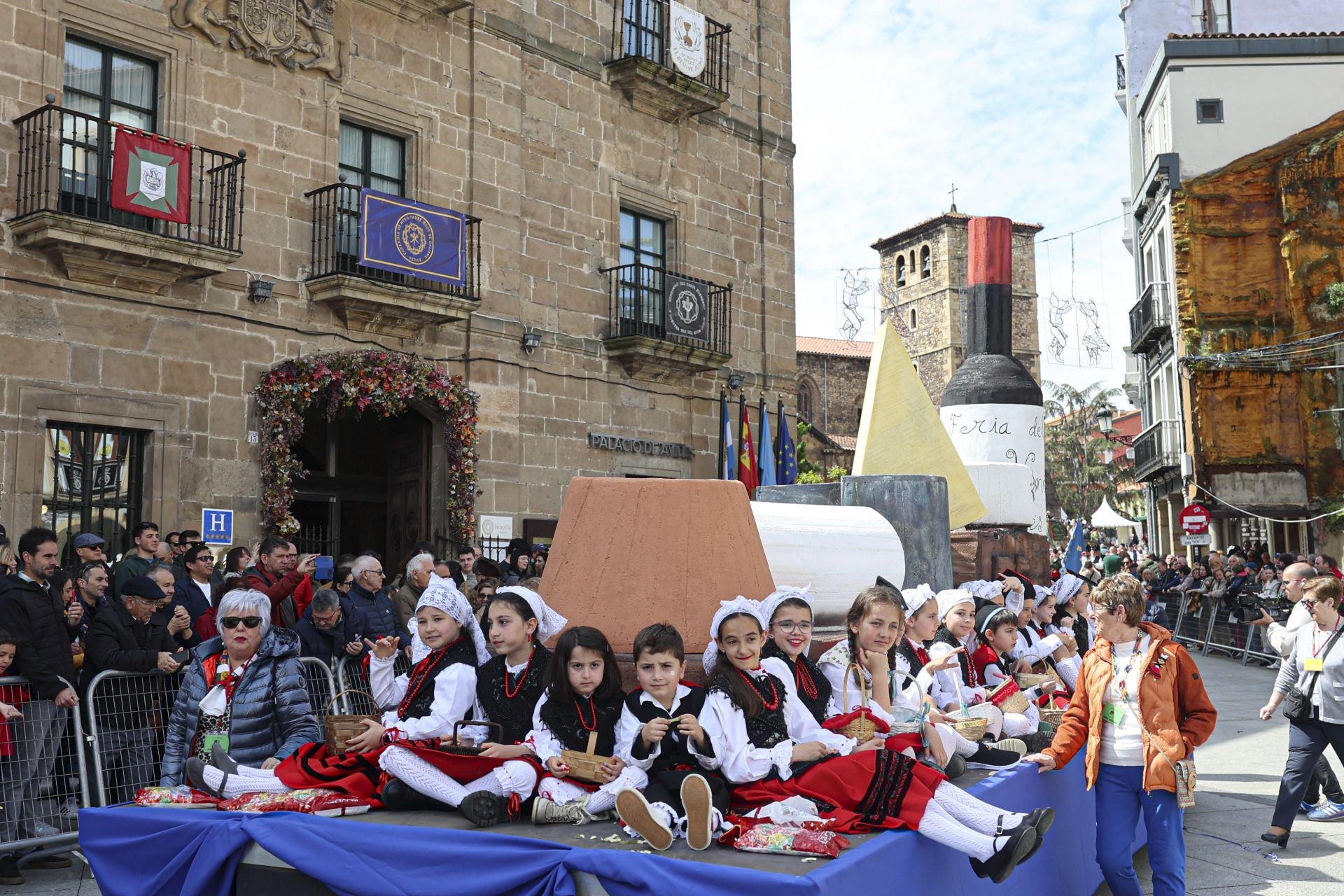 Todas las fotos del desfile de carrozas de las fiestas de El Bollo de Avilés 2025