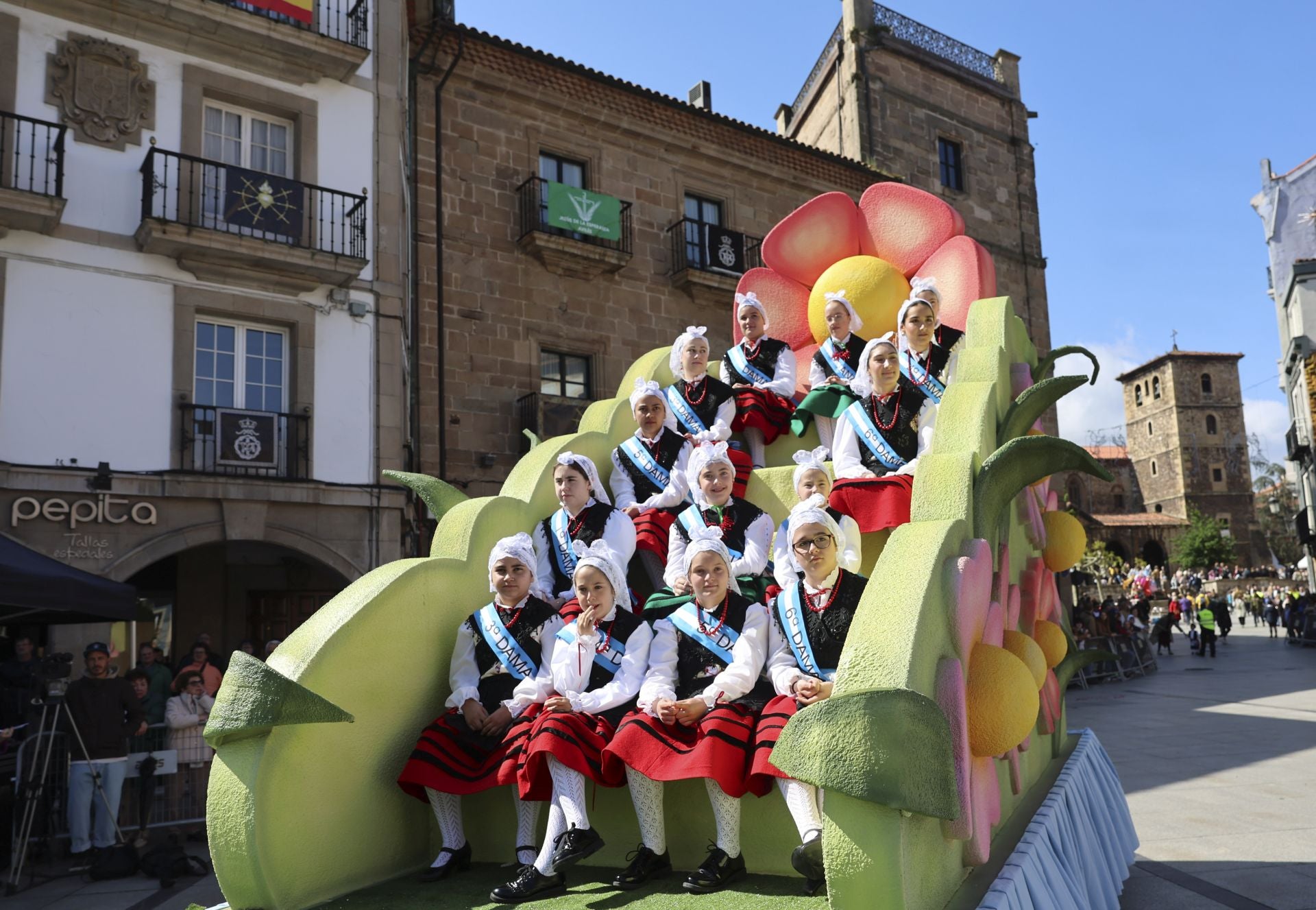Todas las fotos del desfile de carrozas de las fiestas de El Bollo de Avilés 2025