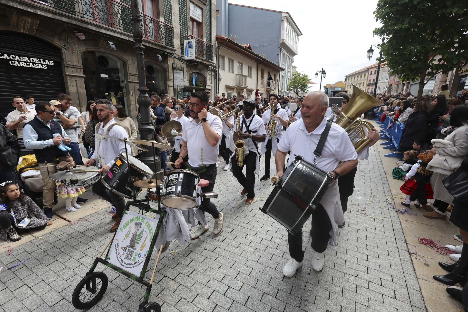 Todas las fotos del desfile de carrozas de las fiestas de El Bollo de Avilés 2025