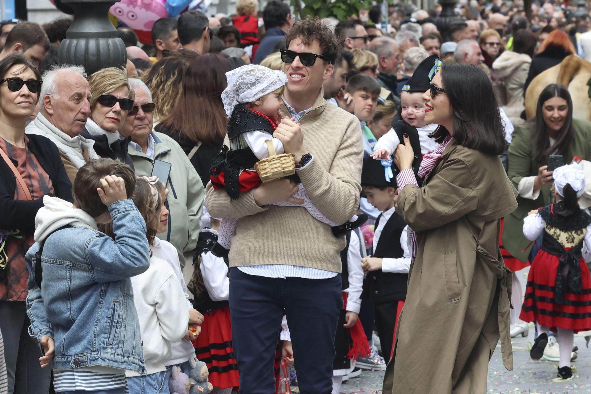Todas las fotos del desfile de carrozas de las fiestas de El Bollo de Avilés 2025