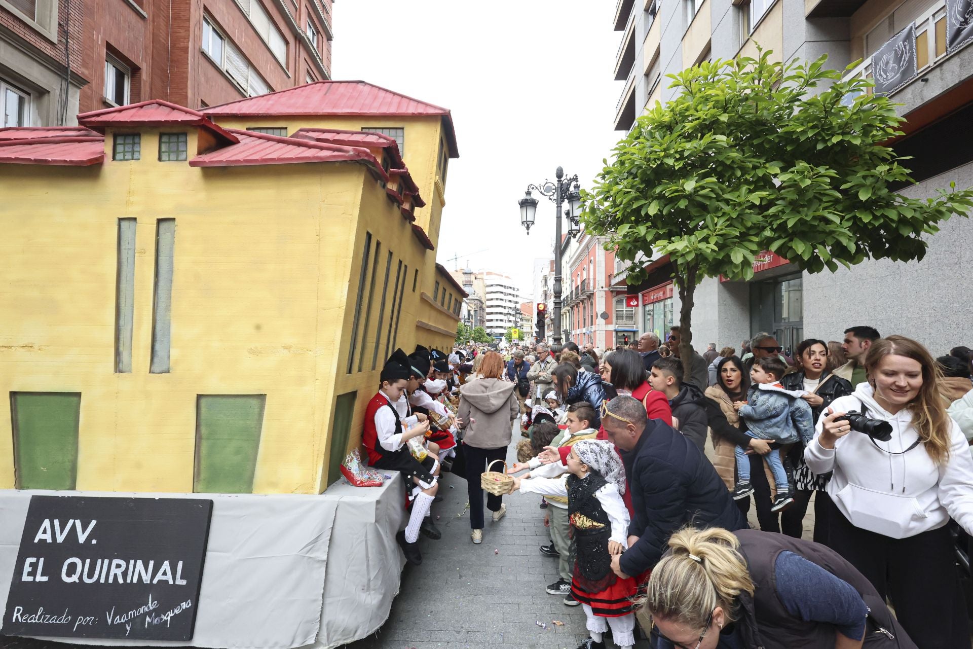 Todas las fotos del desfile de carrozas de las fiestas de El Bollo de Avilés 2025