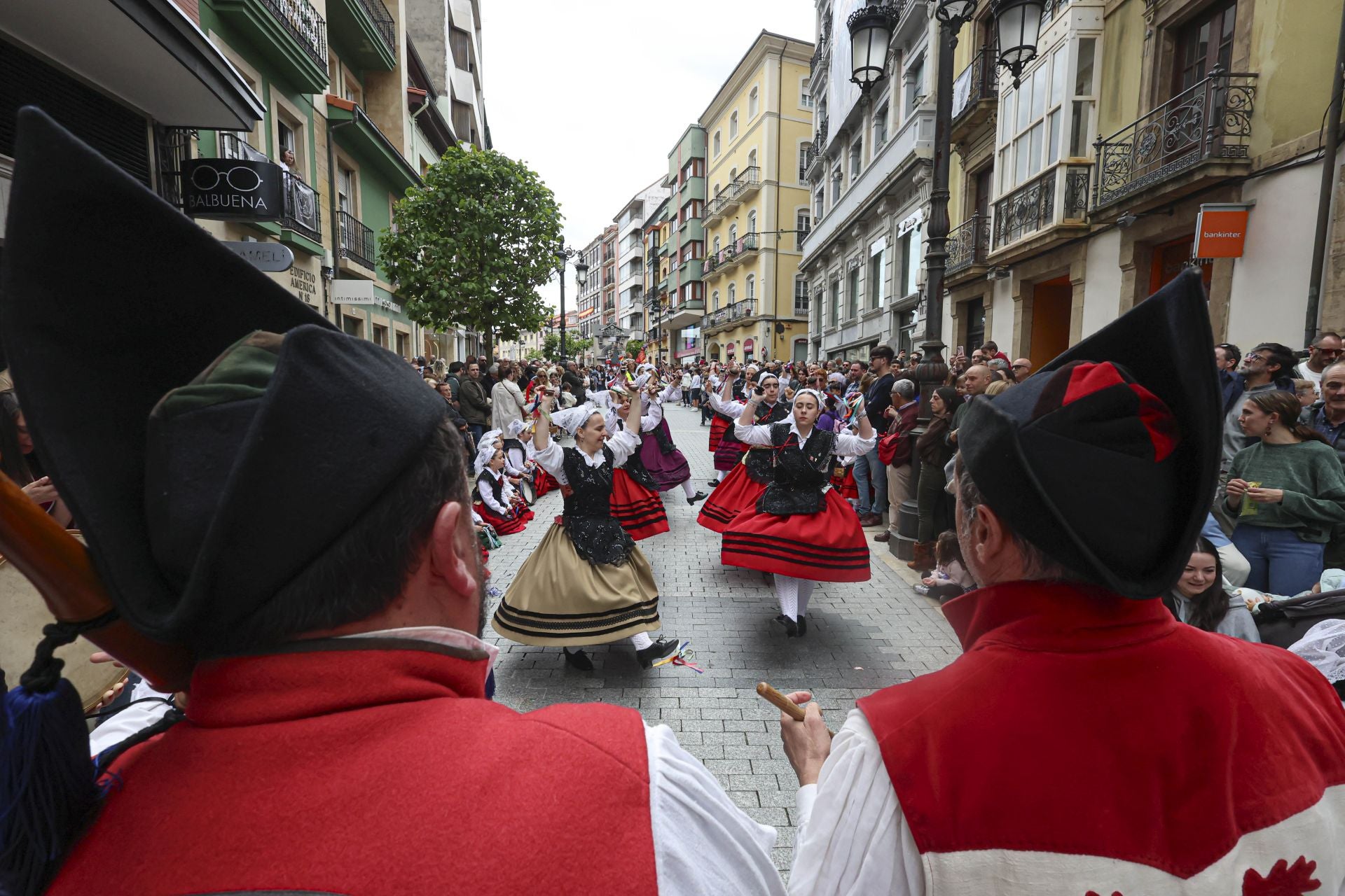 Todas las fotos del desfile de carrozas de las fiestas de El Bollo de Avilés 2025