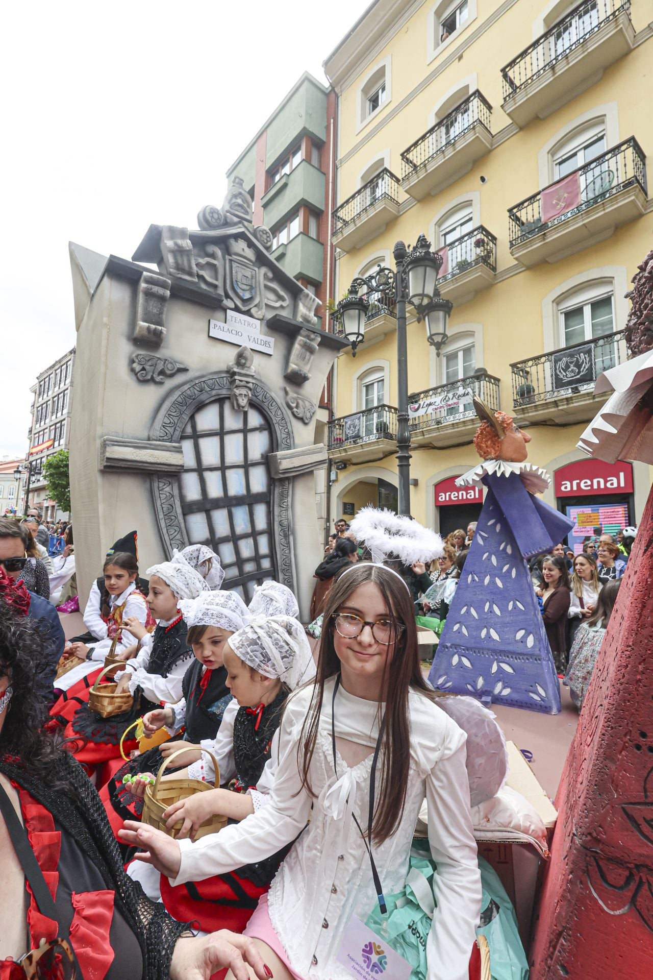 Todas las fotos del desfile de carrozas de las fiestas de El Bollo de Avilés 2025