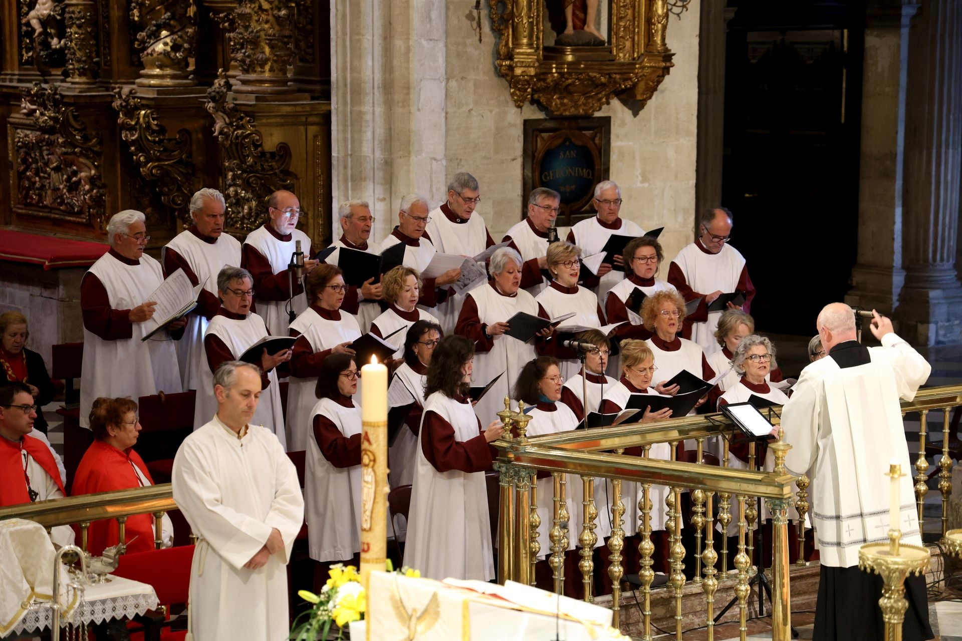 Misa y procesión por el Domingo de Pascua en Oviedo