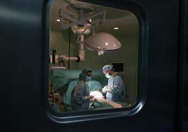 Operación realizada en uno de los quirófanos del sistema sanitario asturiano.