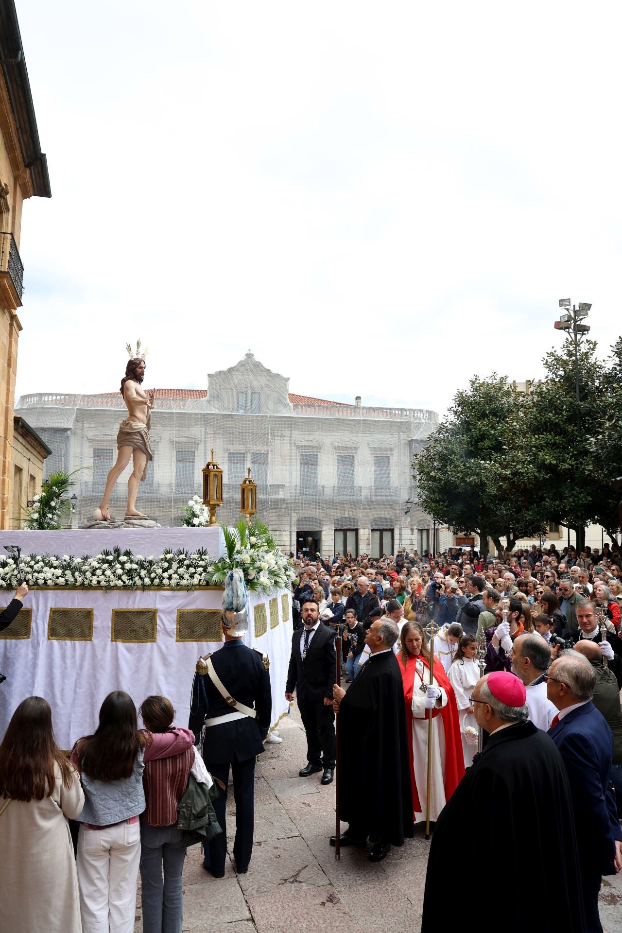 Misa y procesión por el Domingo de Pascua en Oviedo