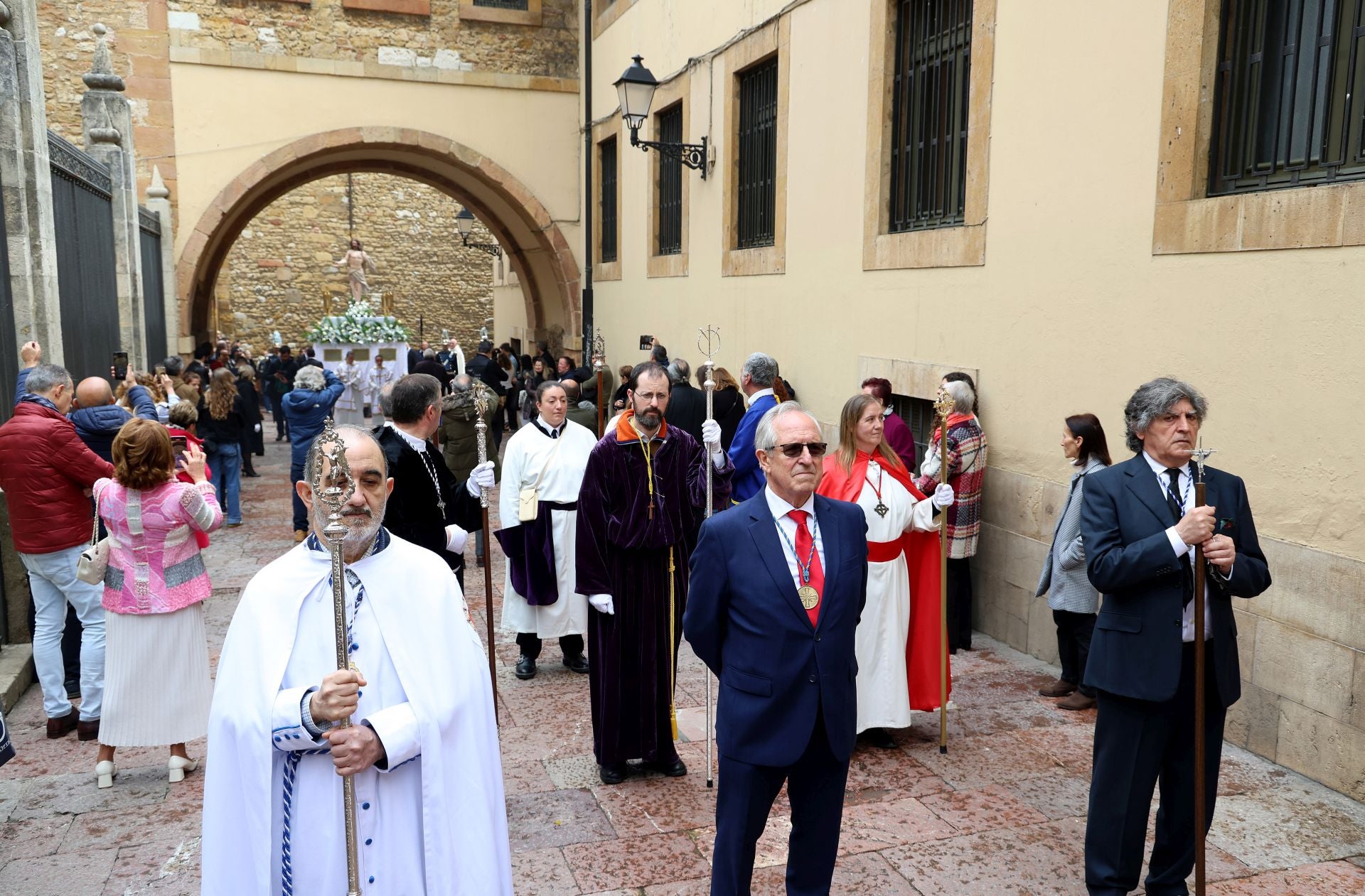 Misa y procesión por el Domingo de Pascua en Oviedo