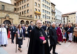 Misa y procesión por el Domingo de Pascua en Oviedo
