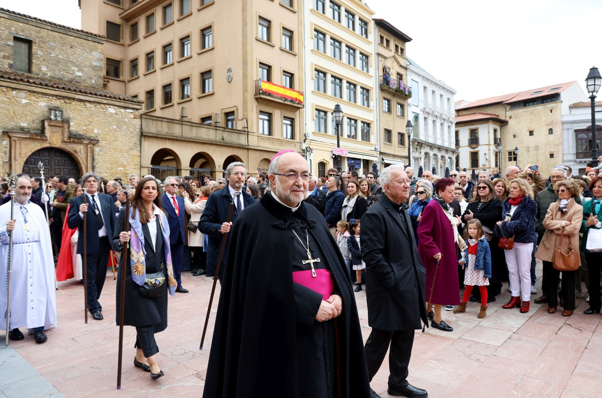 Misa y procesión por el Domingo de Pascua en Oviedo