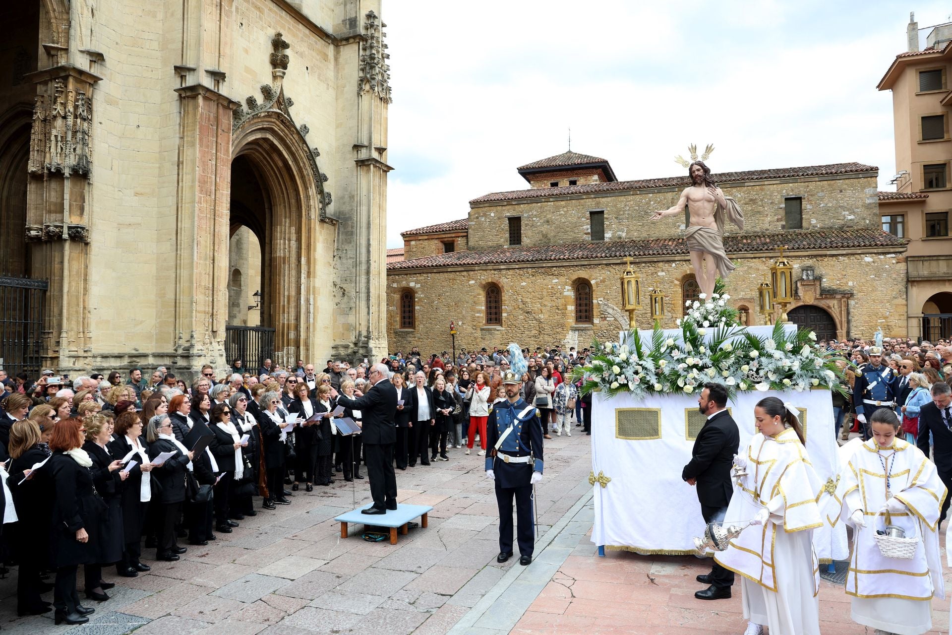Misa y procesión por el Domingo de Pascua en Oviedo