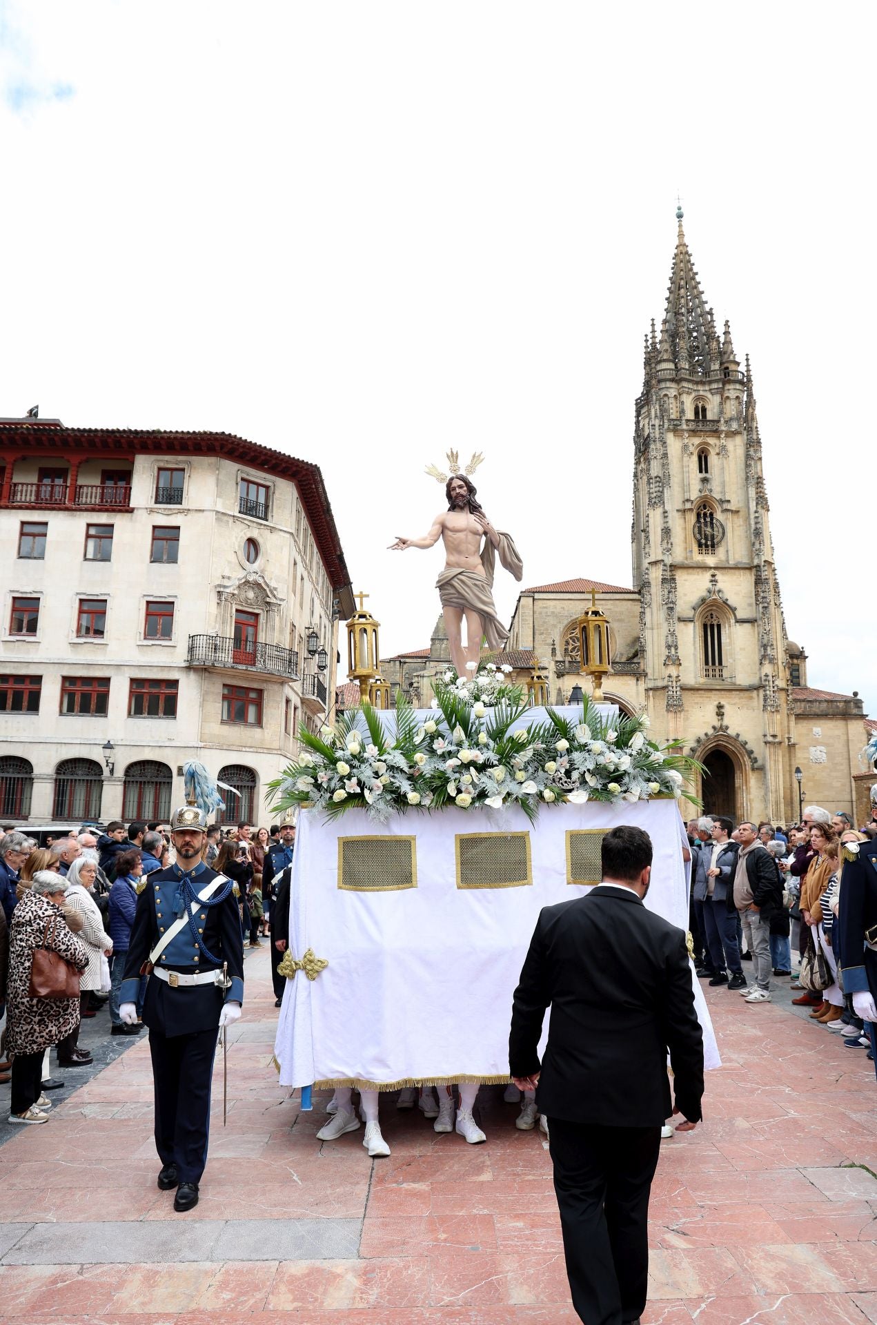Misa y procesión por el Domingo de Pascua en Oviedo