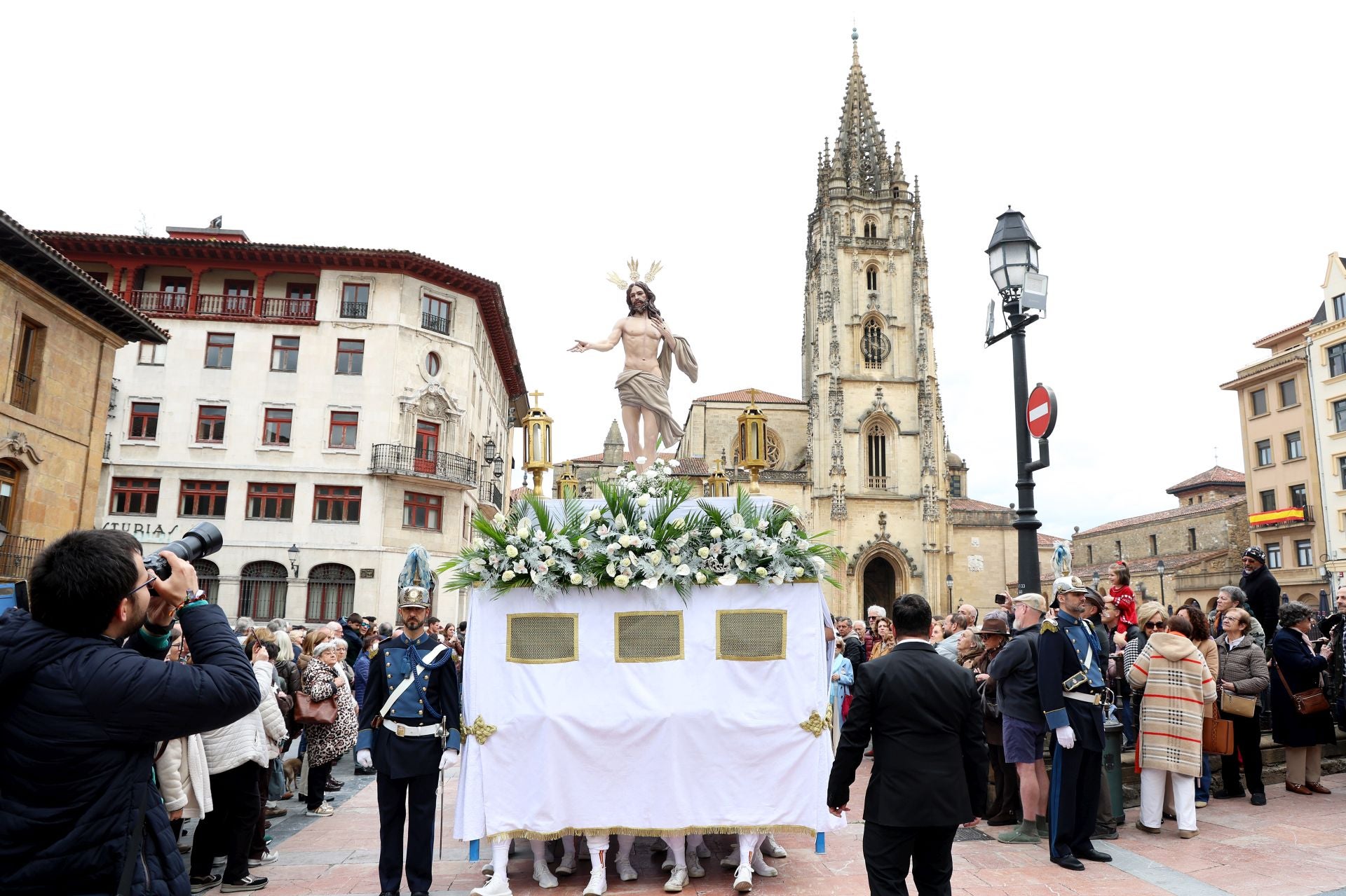 Misa y procesión por el Domingo de Pascua en Oviedo