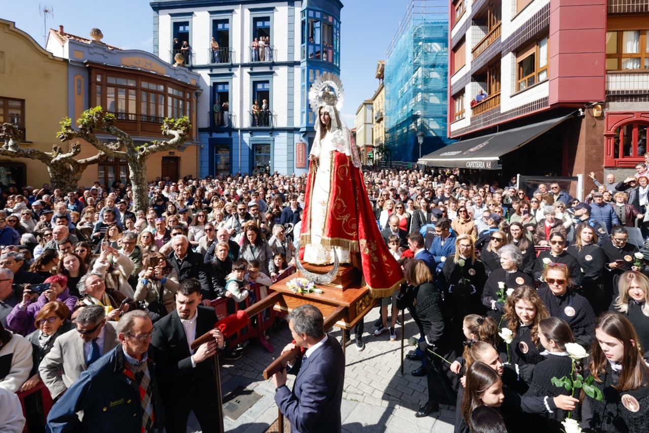 Emotiva procesión del Encuentro en Candás