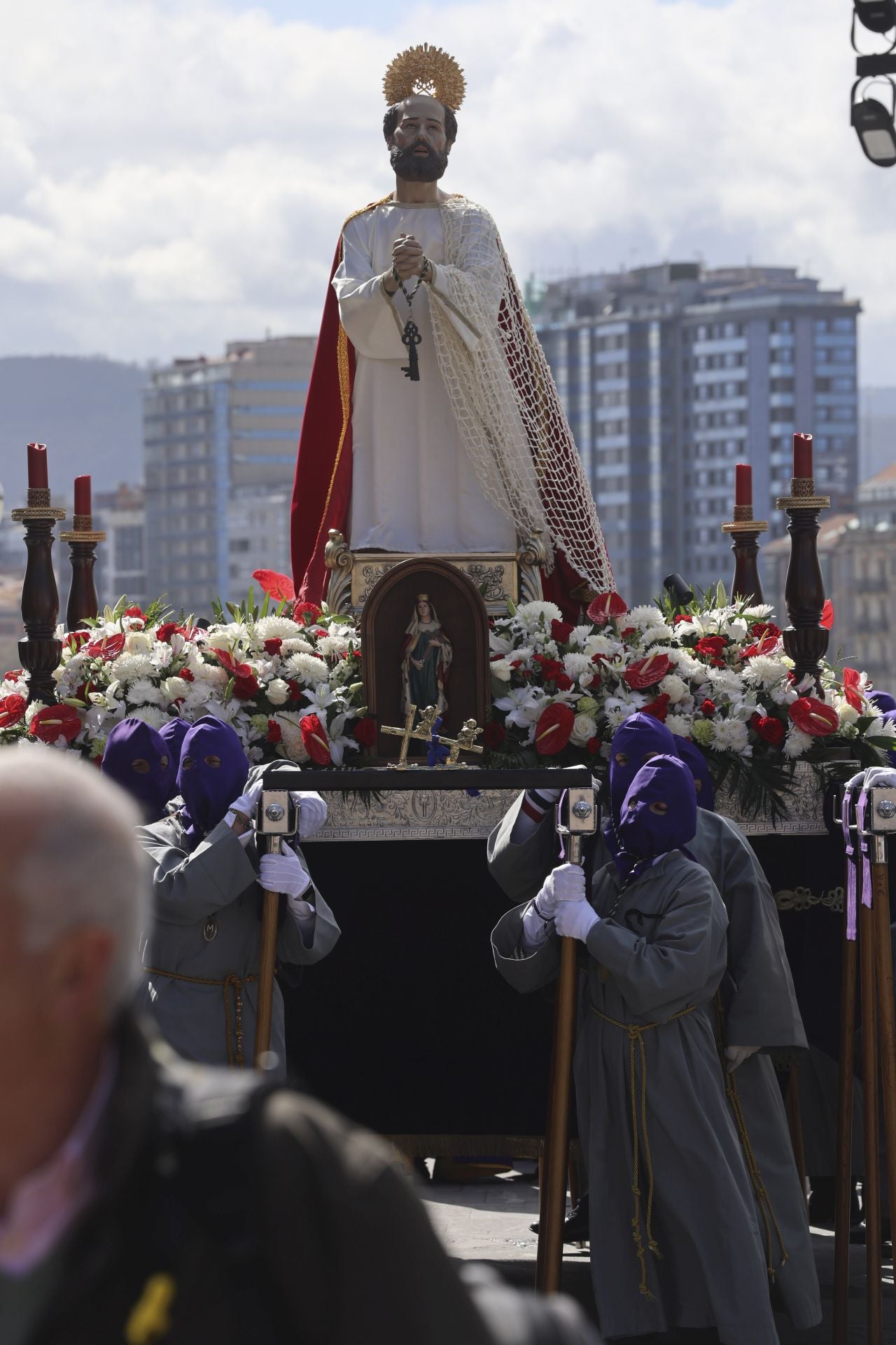 La Virgen y Jesús se encuentran frente al Cantábrico en Gijón