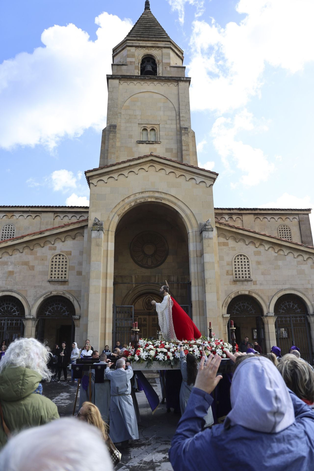 La Virgen y Jesús se encuentran frente al Cantábrico en Gijón