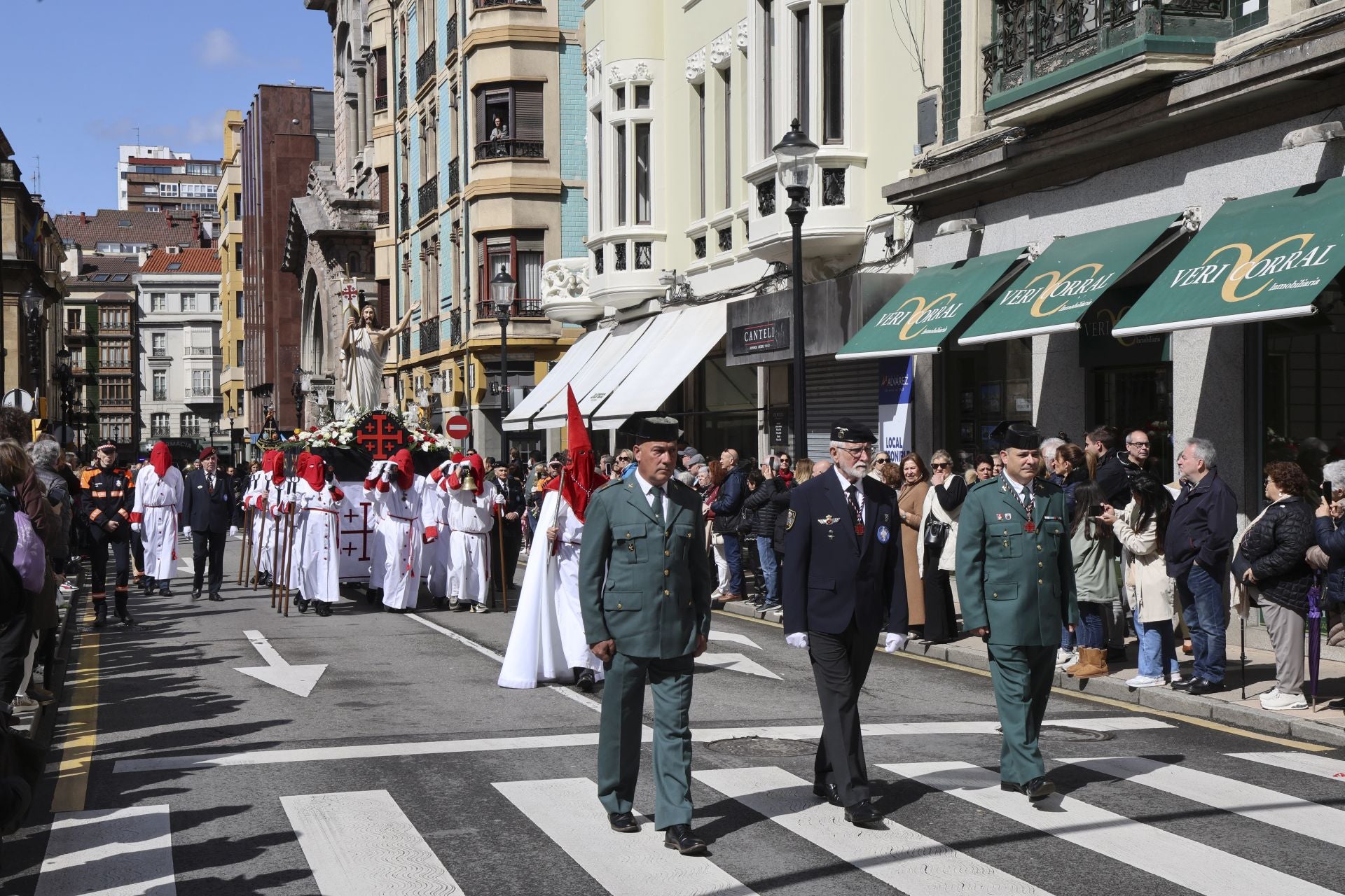 La Virgen y Jesús se encuentran frente al Cantábrico en Gijón