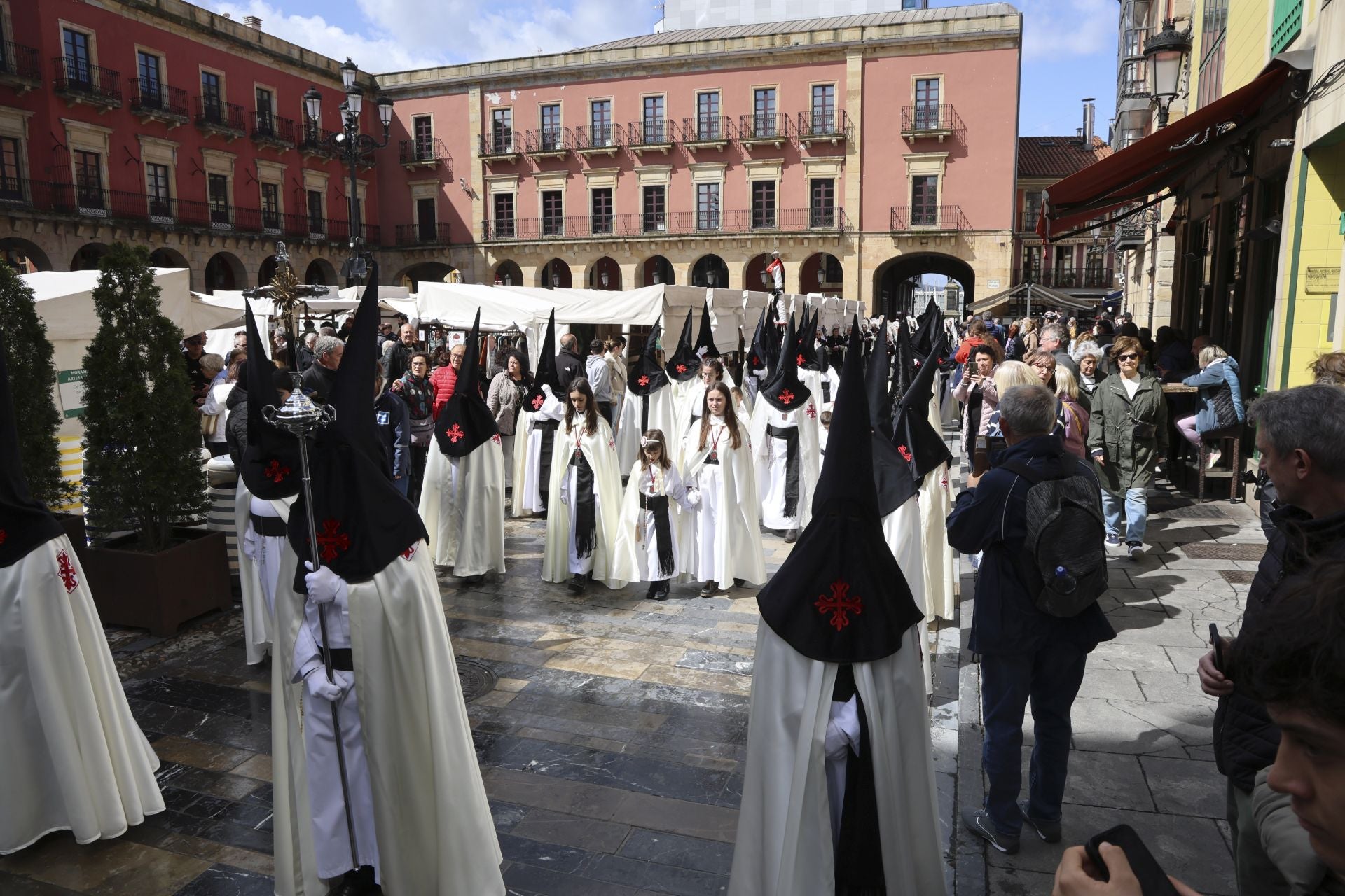 La Virgen y Jesús se encuentran frente al Cantábrico en Gijón