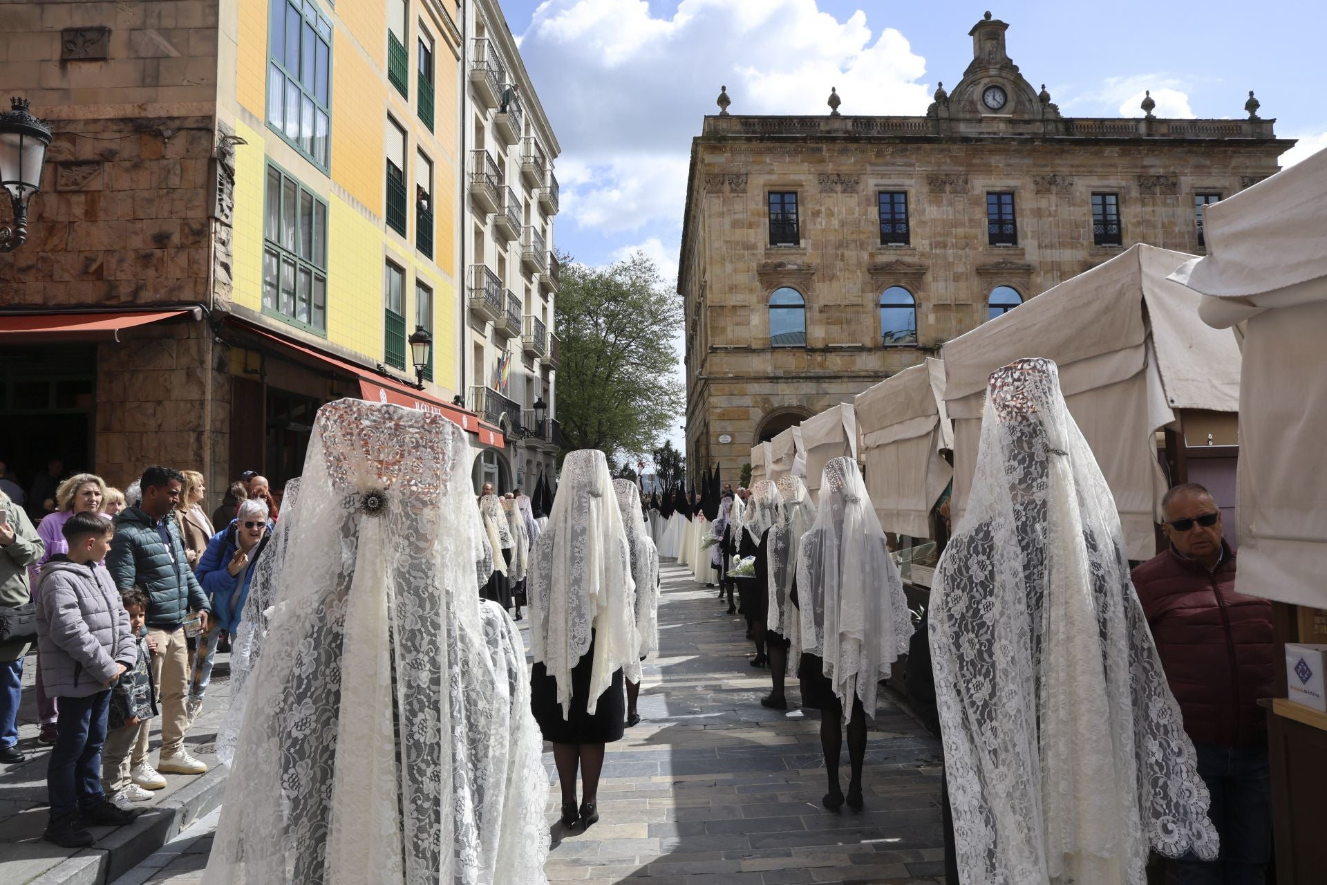 La Virgen y Jesús se encuentran frente al Cantábrico en Gijón