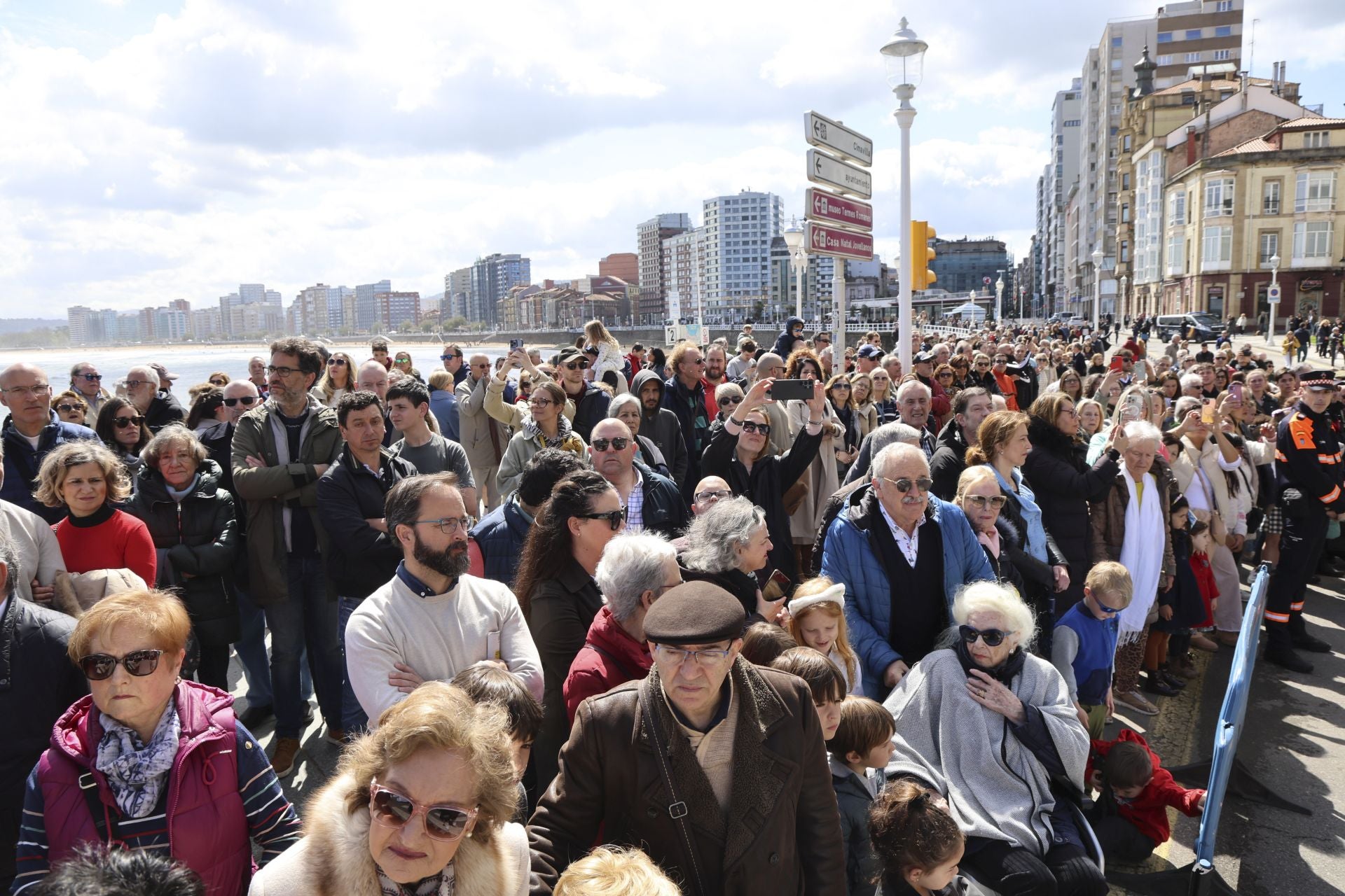 La Virgen y Jesús se encuentran frente al Cantábrico en Gijón