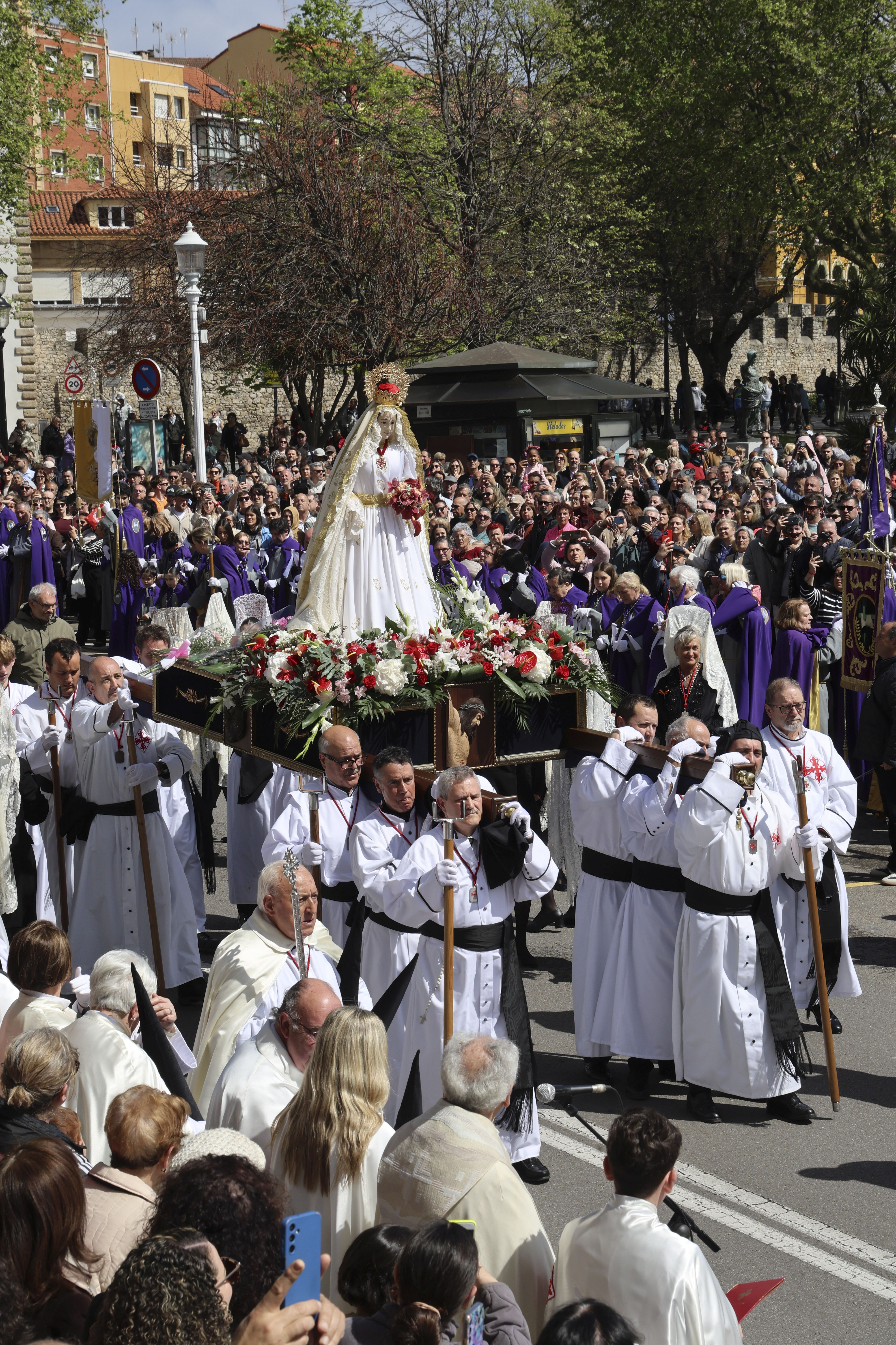 La Virgen y Jesús se encuentran frente al Cantábrico en Gijón