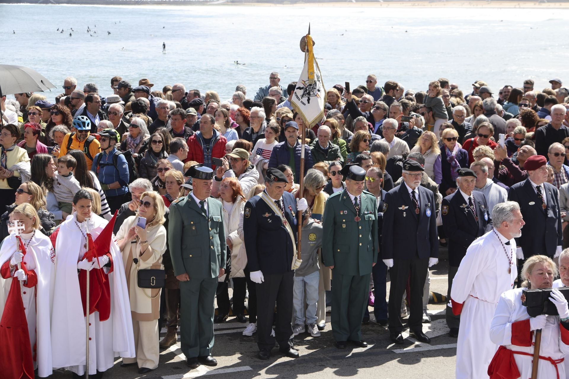 La Virgen y Jesús se encuentran frente al Cantábrico en Gijón