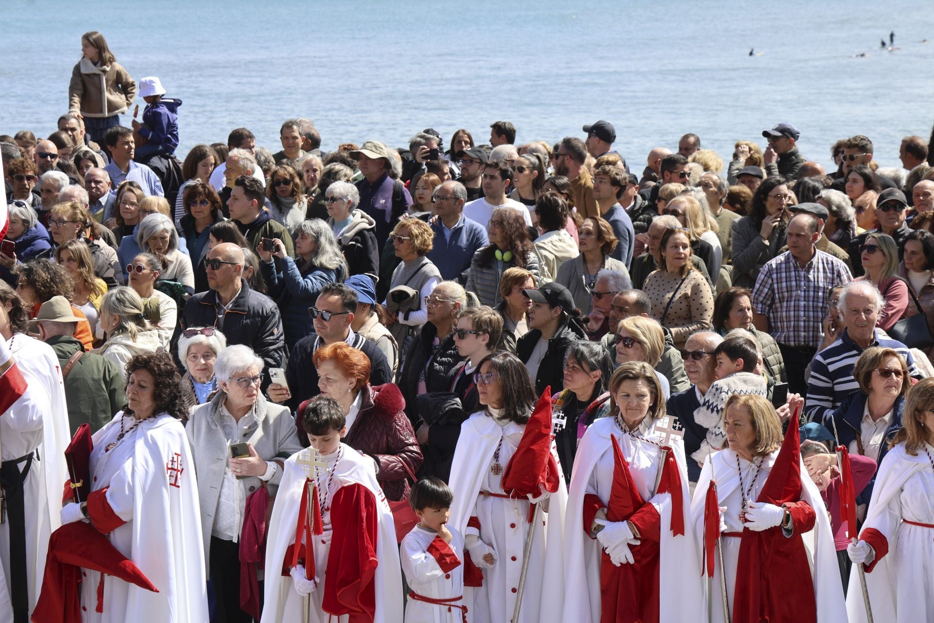 La Virgen y Jesús se encuentran frente al Cantábrico en Gijón