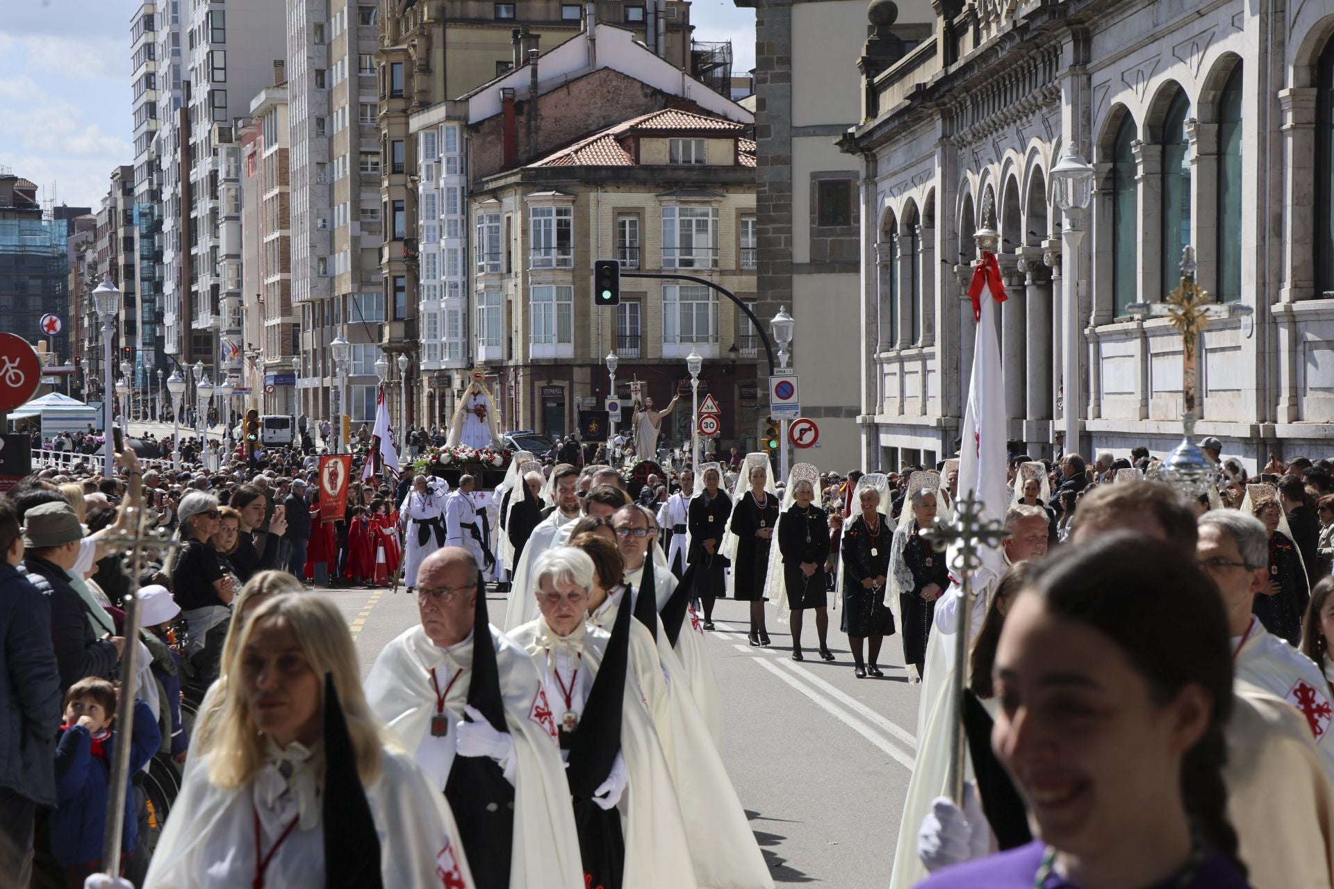 La Virgen y Jesús se encuentran frente al Cantábrico en Gijón