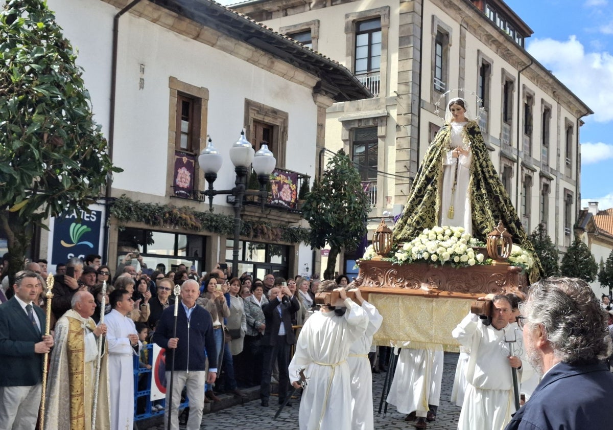 Imagen principal - La Virgen de la Paz, «la más guapa de Asturias», conquista Villaviciosa