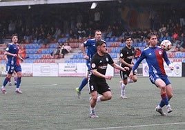 El visitanto René Reyes persigue un balón que se dispone a despejar Liam López. Detrás Keko y Tito Leiva siguen de cerca la jugada.
