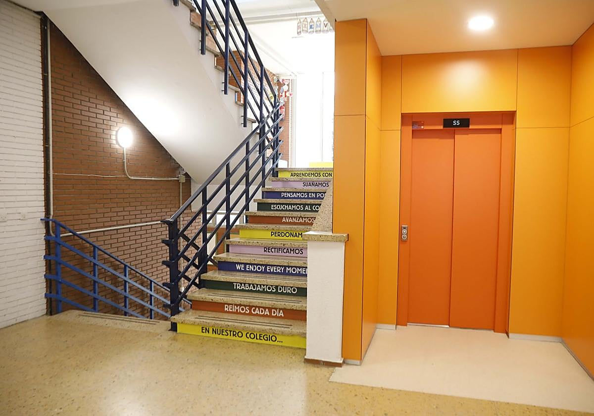 El ascensor nuevo del colegio Marcelo Gago de Avilés.