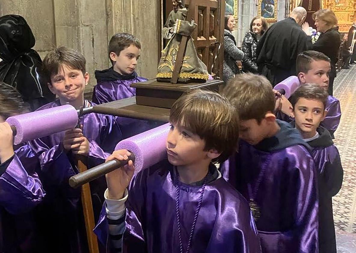En Pravia, los niños de la Cofradía del Santo Entierro con la talla en miniatura.