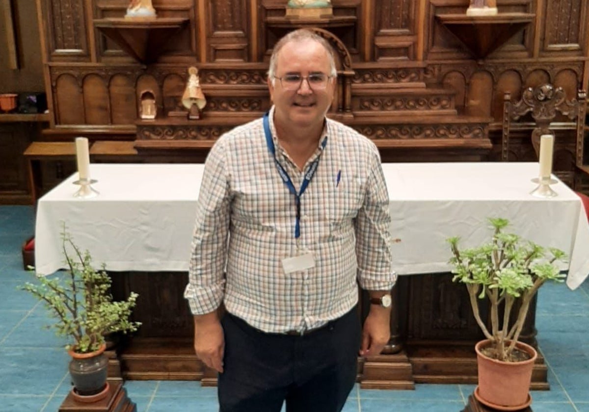 El padre jesuita José Antonio García Quintana, en la capilla del centro penitenciario de Asturias.
