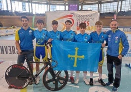 El equipo asturiano con Santi Pérez, a la derecha.
