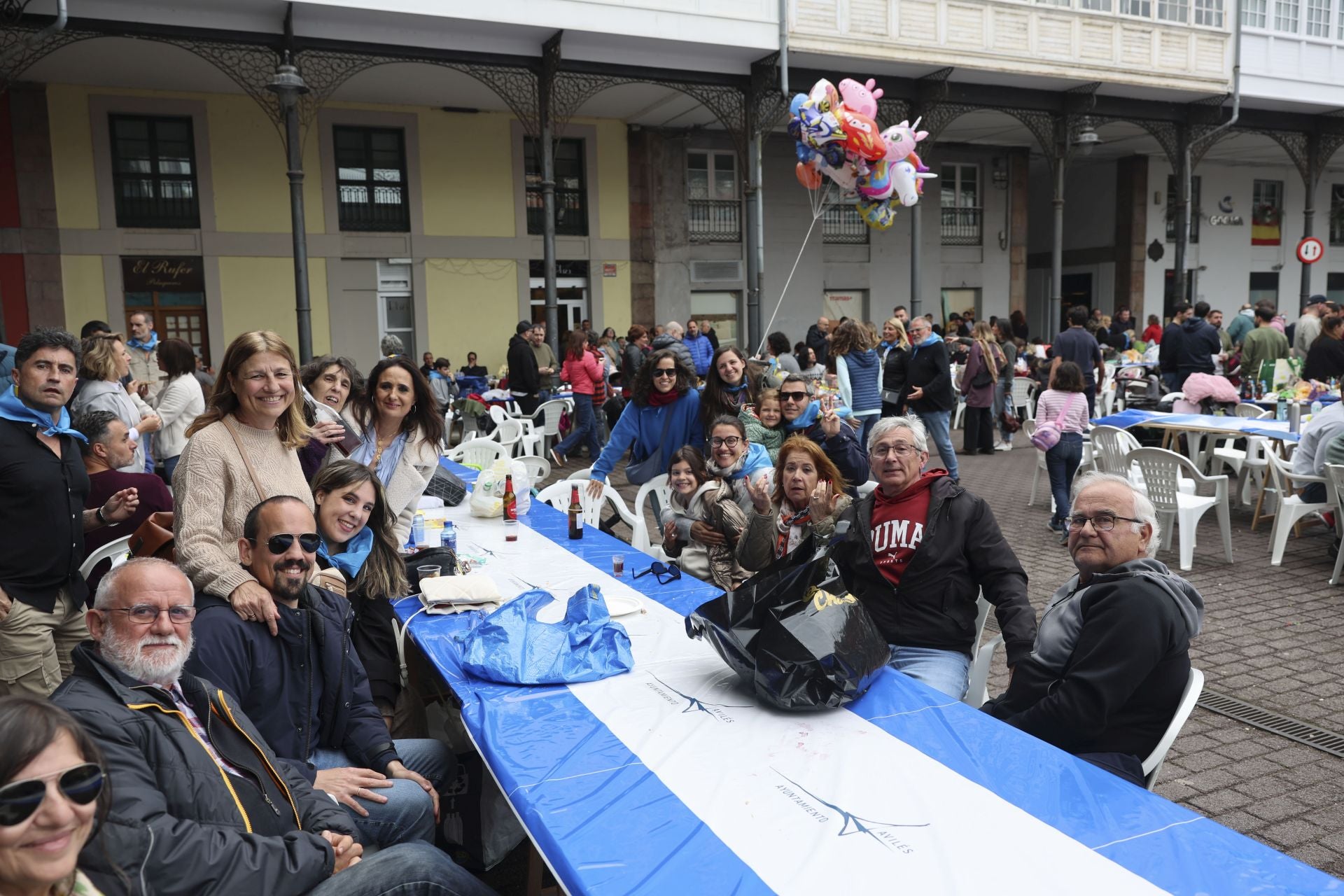 Sidra contra la lluvia: estas son las fotos de la Comida en la Calle de Avilés
