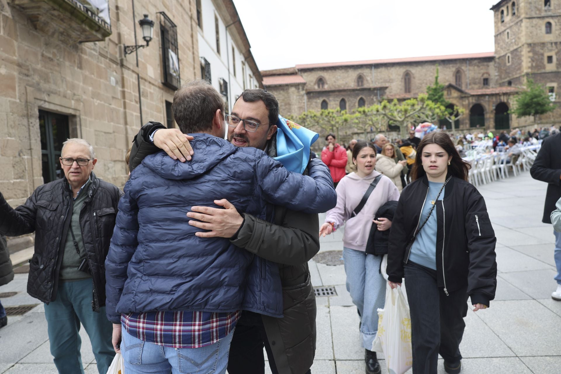 Sidra contra la lluvia: estas son las fotos de la Comida en la Calle de Avilés