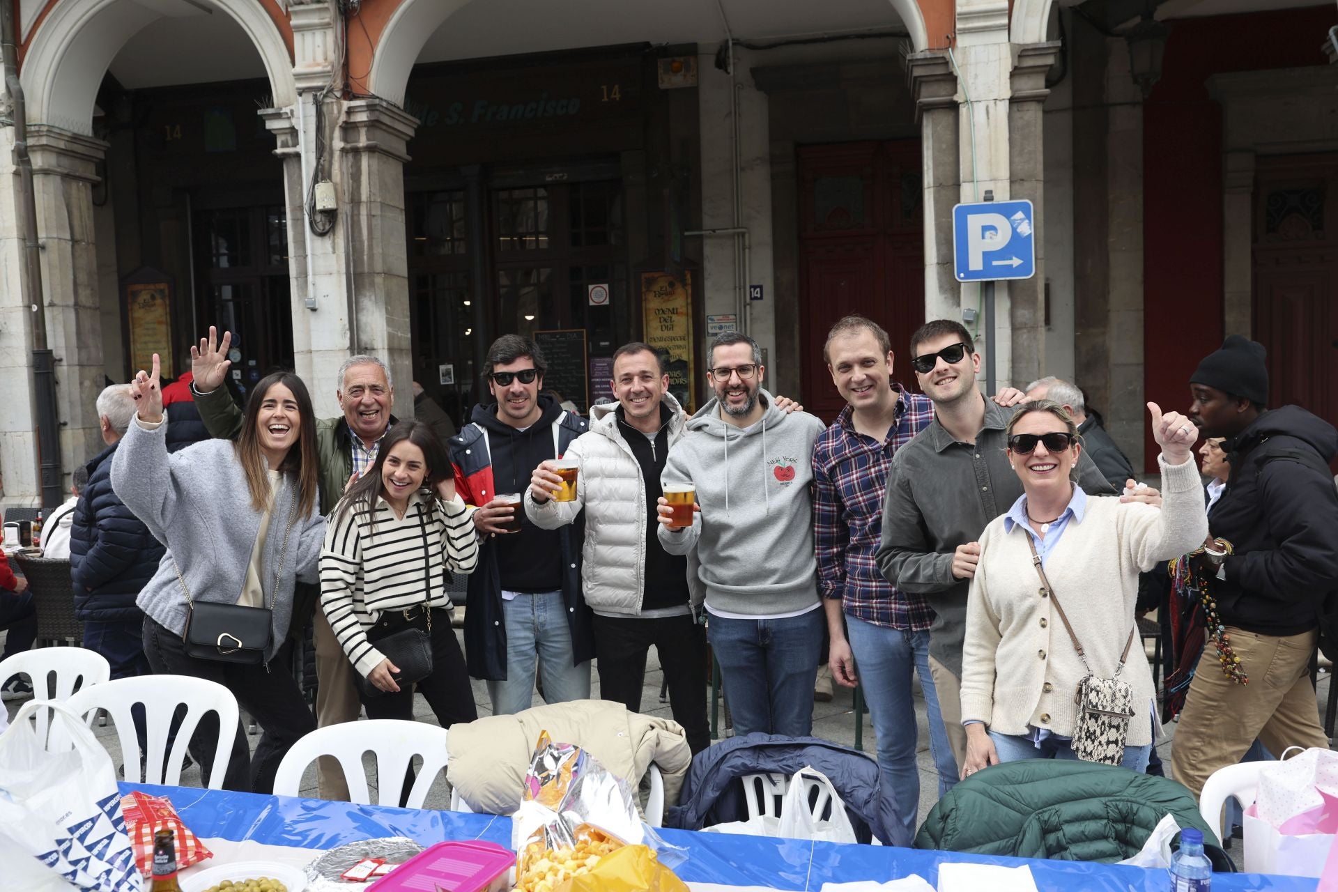 Sidra contra la lluvia: estas son las fotos de la Comida en la Calle de Avilés