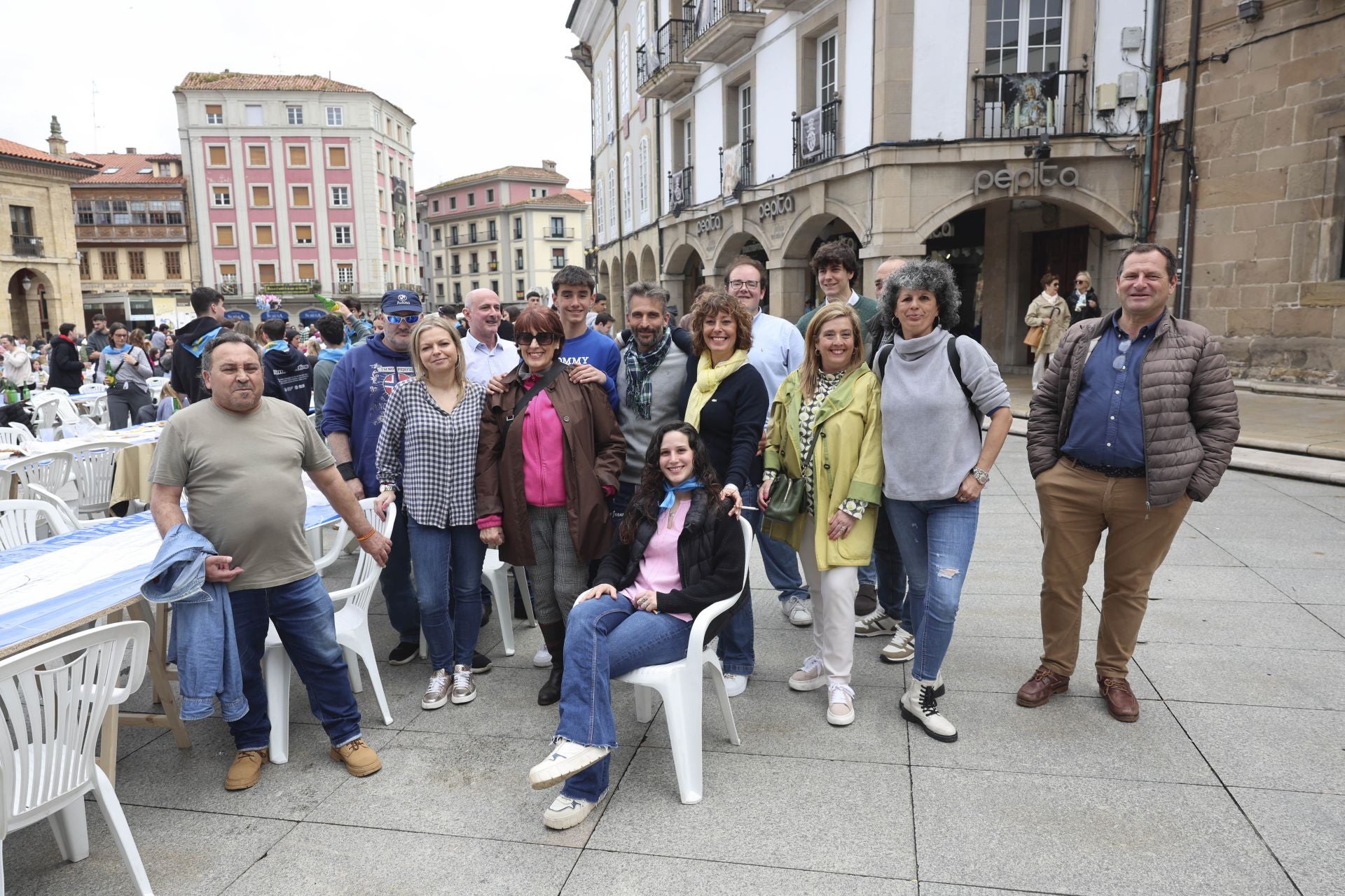 Sidra contra la lluvia: estas son las fotos de la Comida en la Calle de Avilés