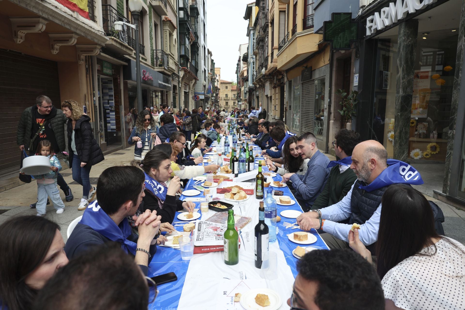 Sidra contra la lluvia: estas son las fotos de la Comida en la Calle de Avilés