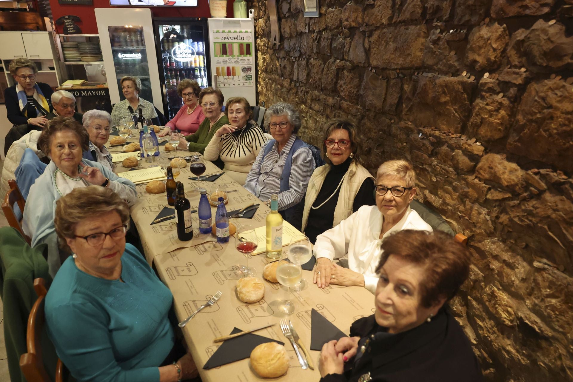 Sidra contra la lluvia: estas son las fotos de la Comida en la Calle de Avilés