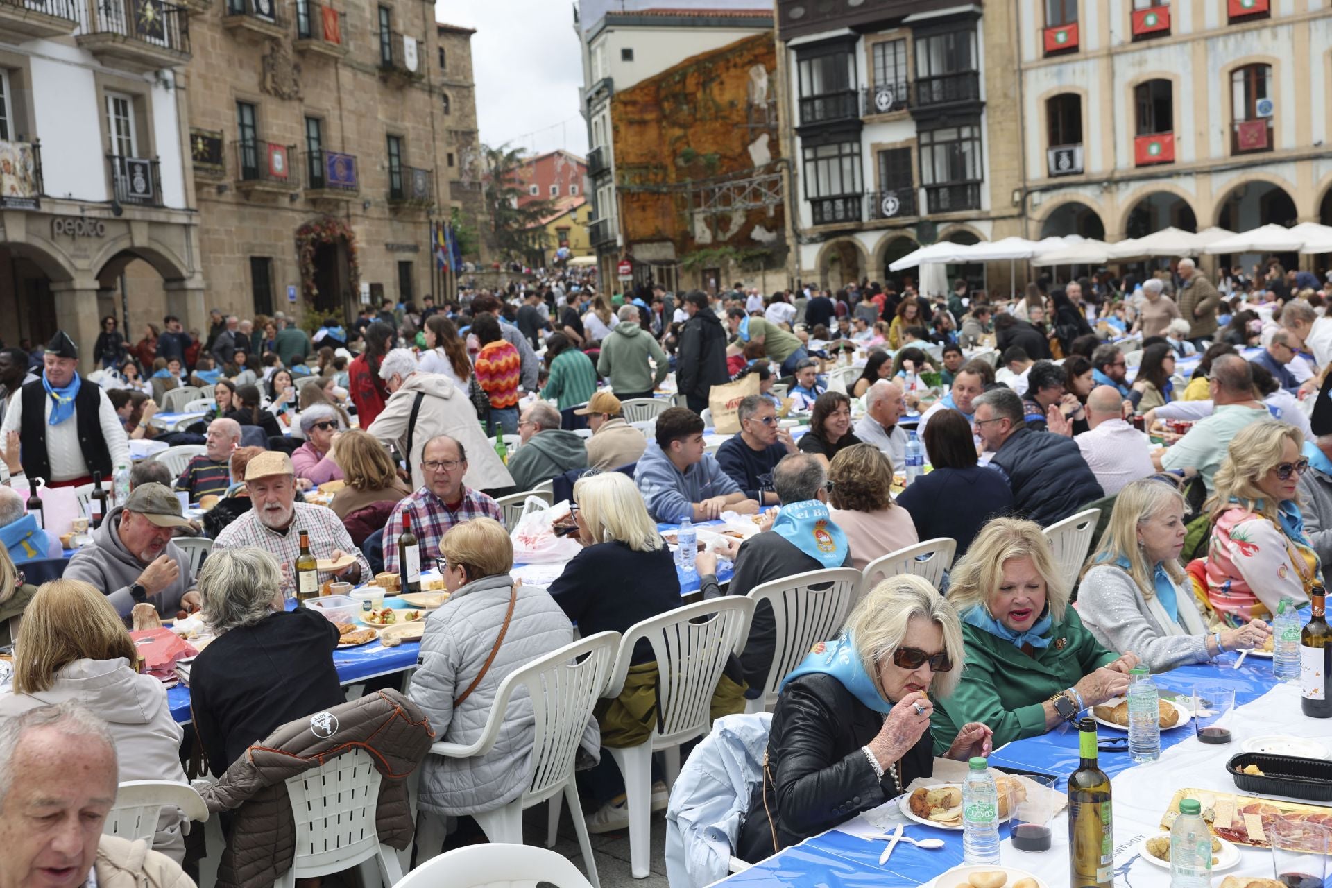 Sidra contra la lluvia: estas son las fotos de la Comida en la Calle de Avilés