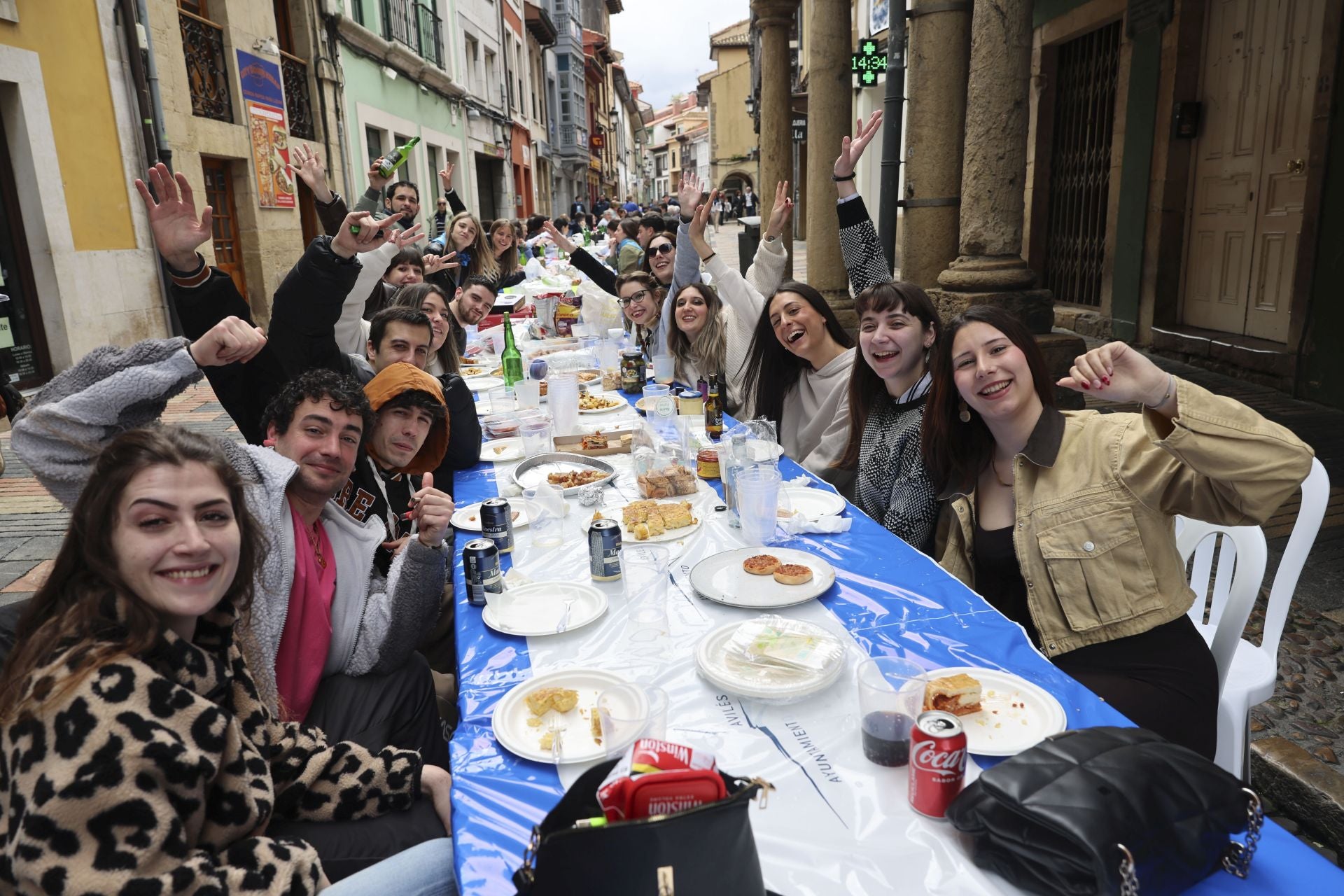 Sidra contra la lluvia: estas son las fotos de la Comida en la Calle de Avilés
