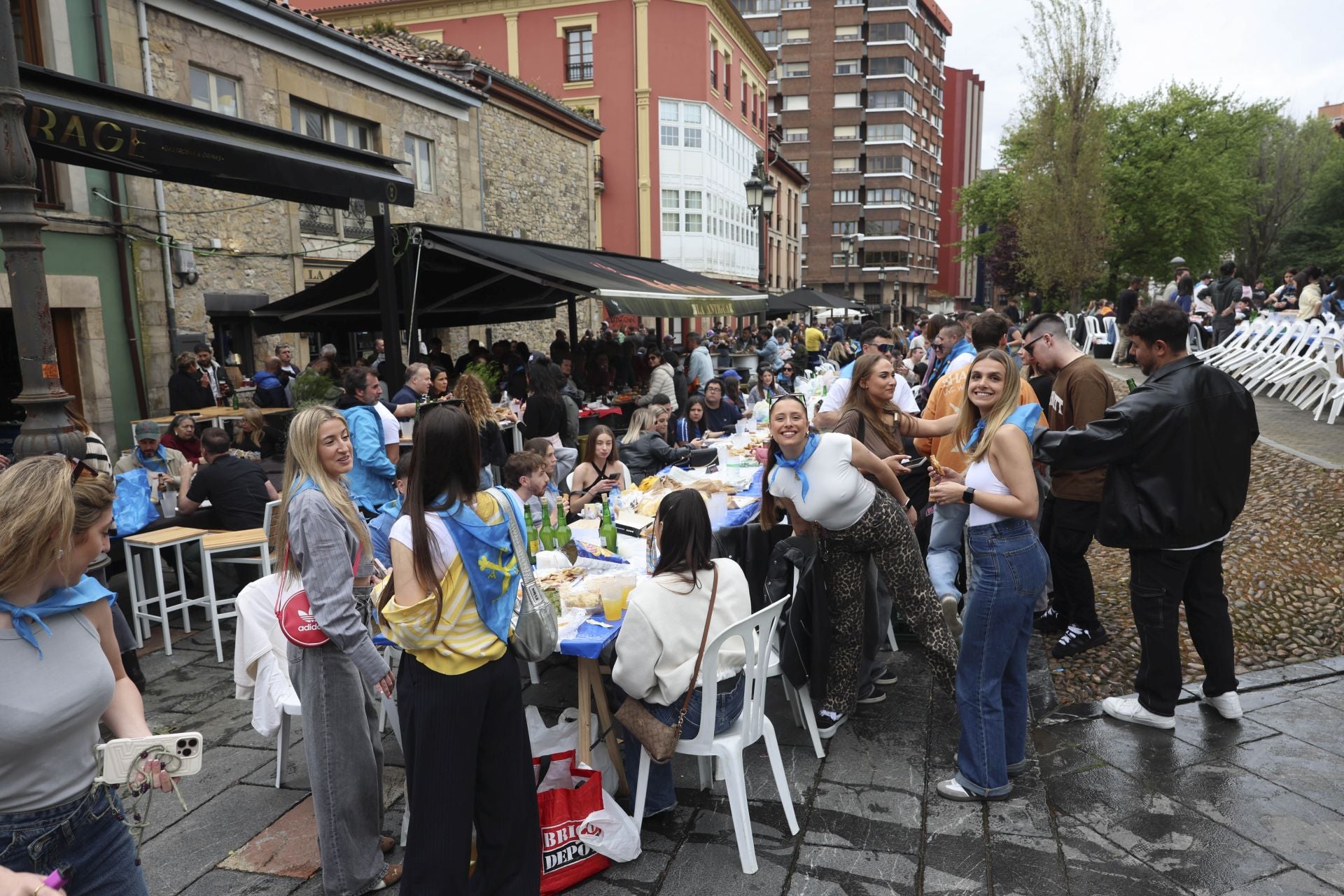 Sidra contra la lluvia: estas son las fotos de la Comida en la Calle de Avilés