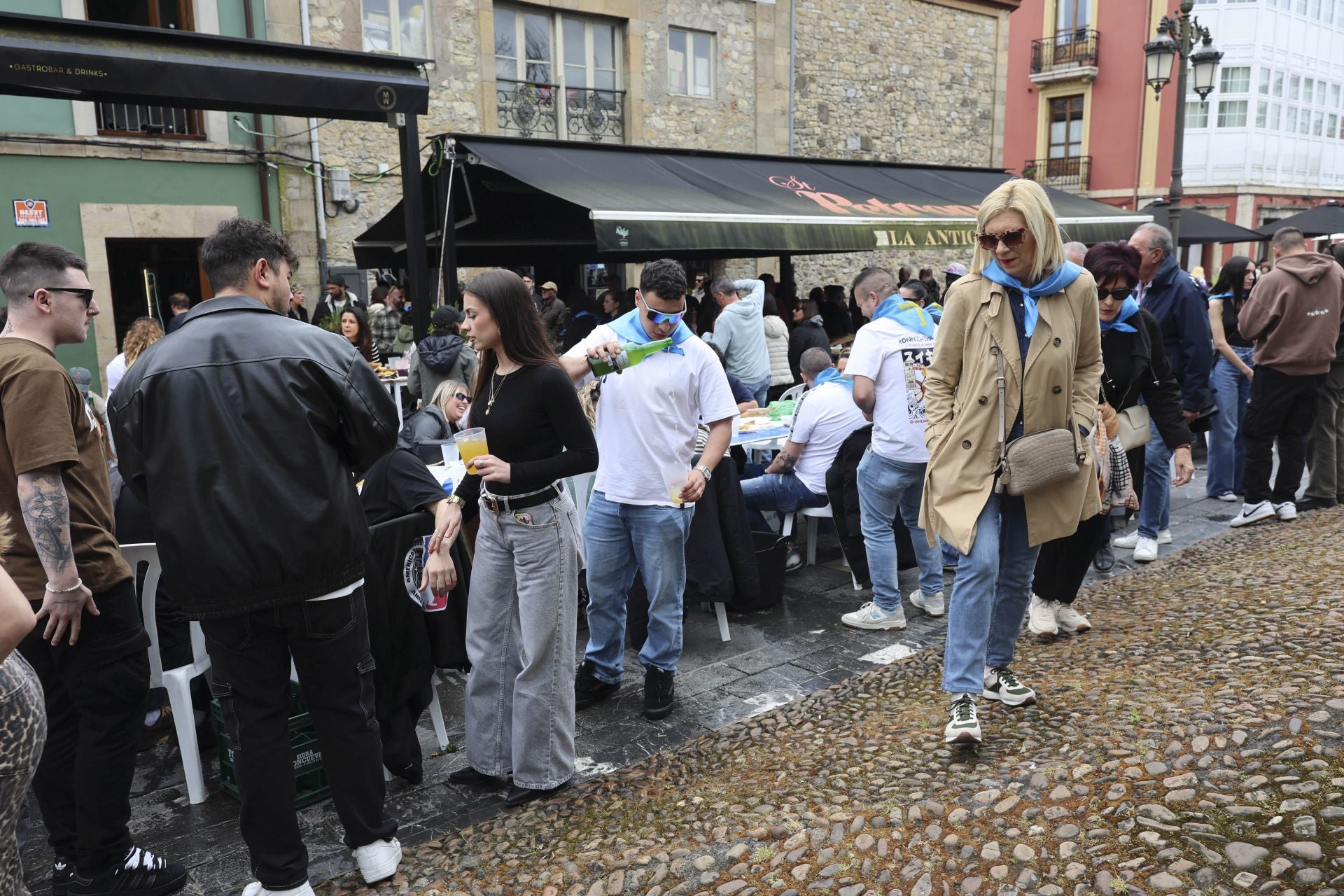 Sidra contra la lluvia: estas son las fotos de la Comida en la Calle de Avilés