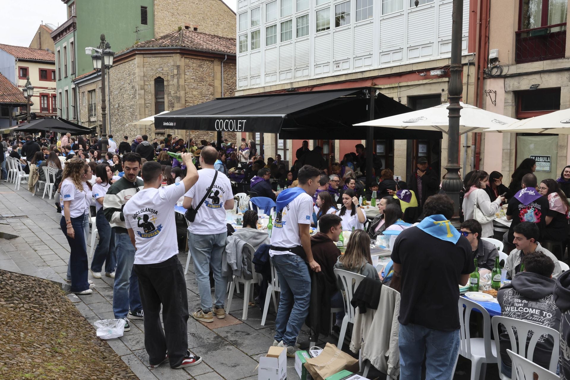 Sidra contra la lluvia: estas son las fotos de la Comida en la Calle de Avilés