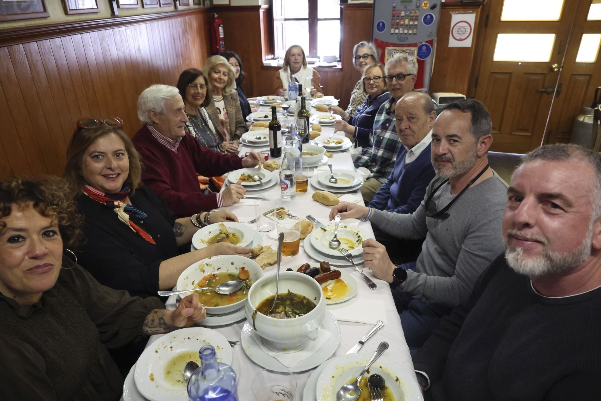 Sidra contra la lluvia: estas son las fotos de la Comida en la Calle de Avilés